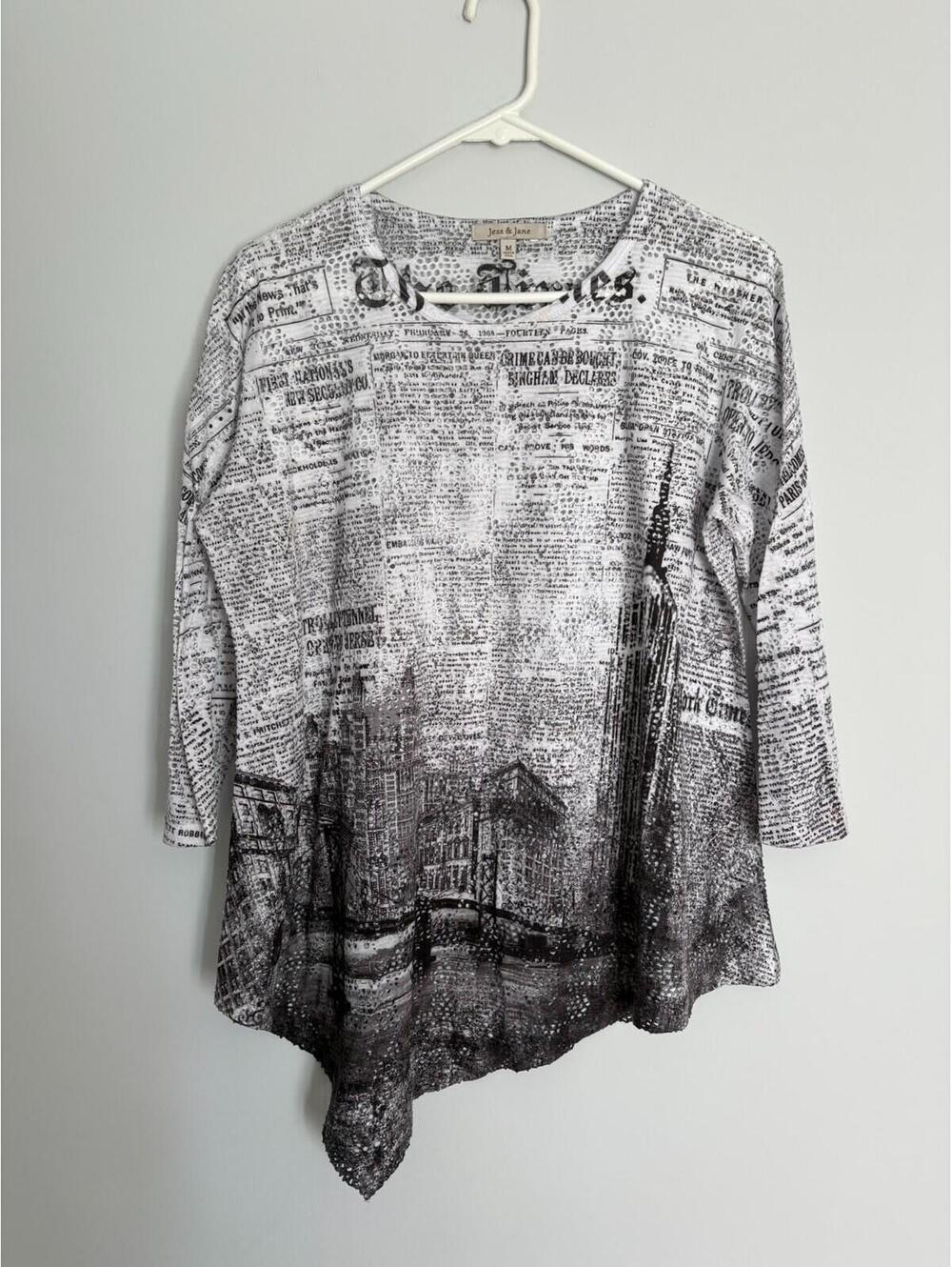 Jess & Jane Womens Top Perforate M Newspaper NYC The Times Empire St Bldg Artsey